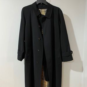 Burberry light weight trench coat w/ zipout liner